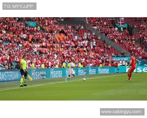 绿茵场上球星展开双臂迎风呐喊展现无畏激情瞬间