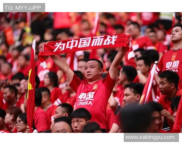 足球场上小球迷与球星共谱梦想篇章激励年轻一代追逐足球梦想